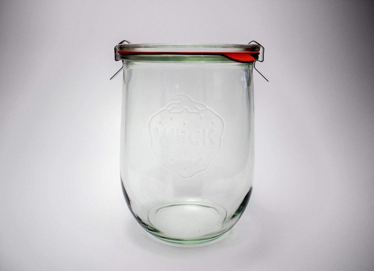 Airtight rubber gasket on Weck Tulip Jar 1L for secure storage.