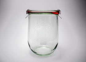 Airtight rubber gasket on Weck Tulip Jar 1L for secure storage.