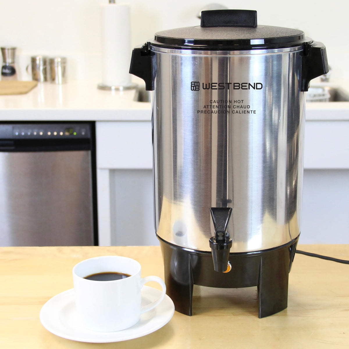 West Bend urn with automatic temperature control maintains serving heat