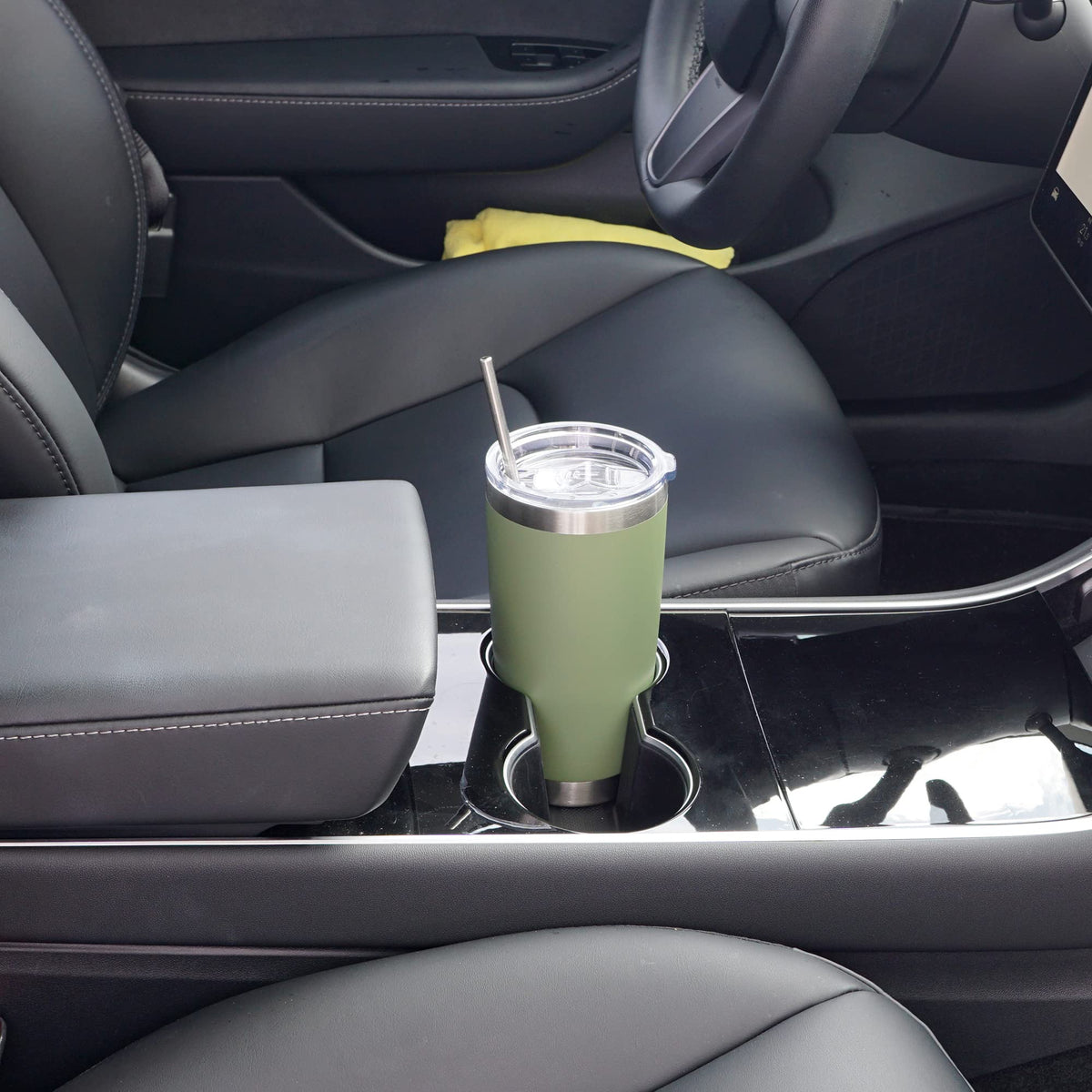 WETOWETO army green tumbler's double-wall insulation preserves temperature for hours.