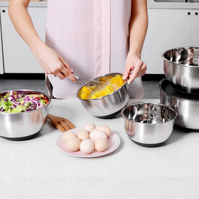 Wildone 2qt bowl with airtight lid and deep basin for splash-free mixing.