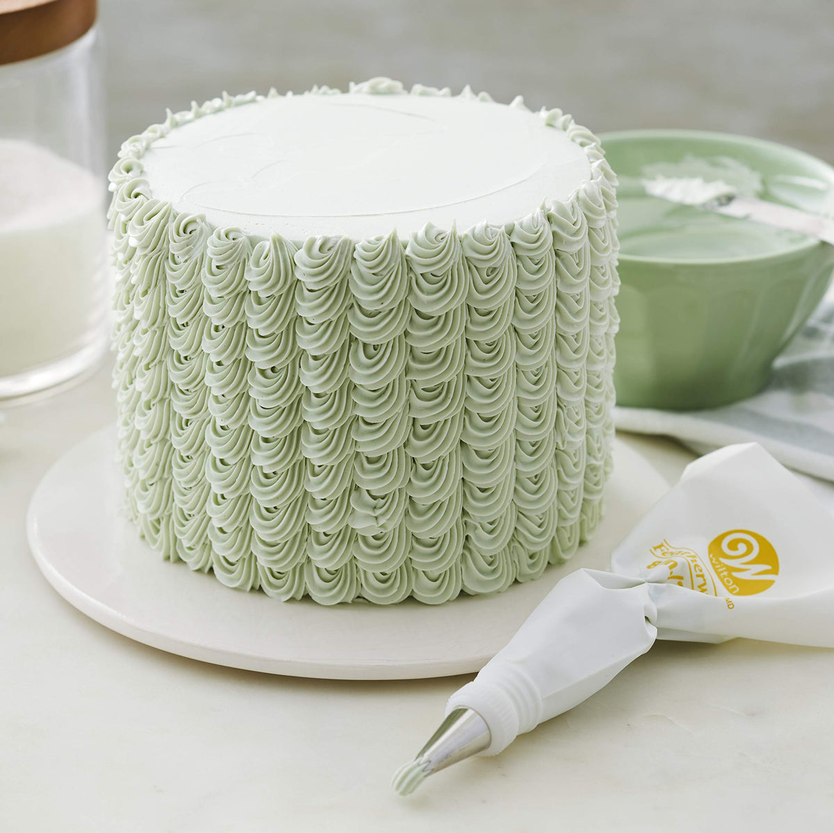 Wilton reusable 16-inch piping bag in coated polyester for durable use and easy cleanup.