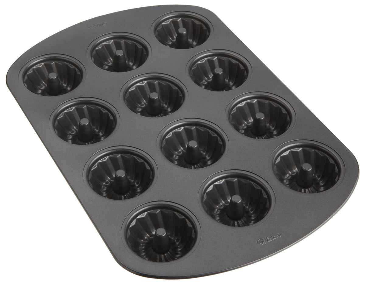 Wilton Gold pan with scratch-resistant surface after baking