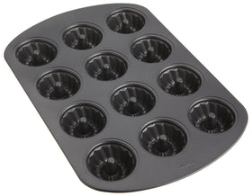 Wilton Gold pan with scratch-resistant surface after baking