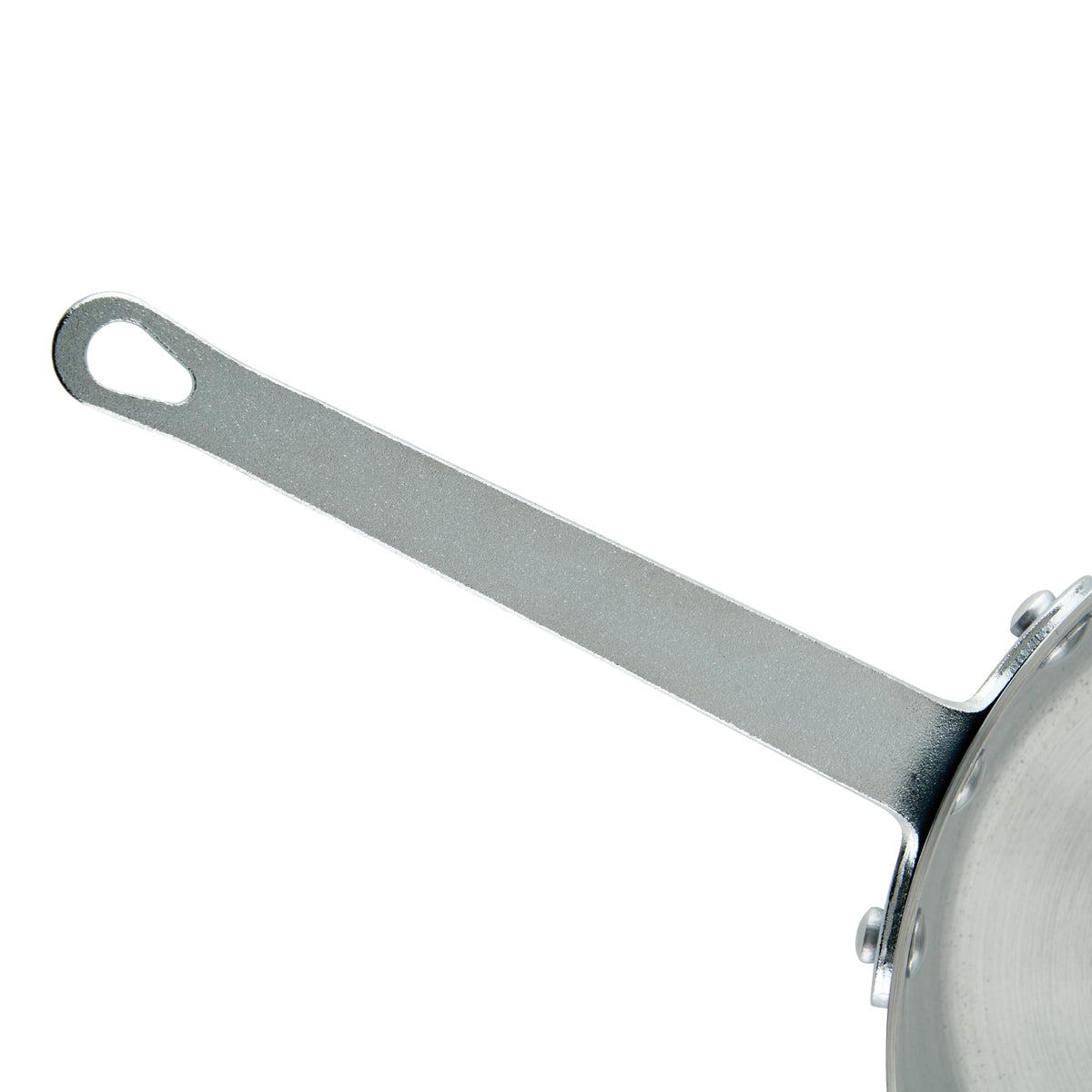 Winco 3mm aluminum construction close-up demonstrates uniform heat across the pan.
