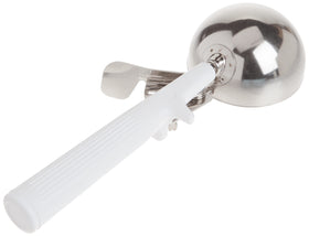One-piece handle reinforced for durability during frequent scooping.