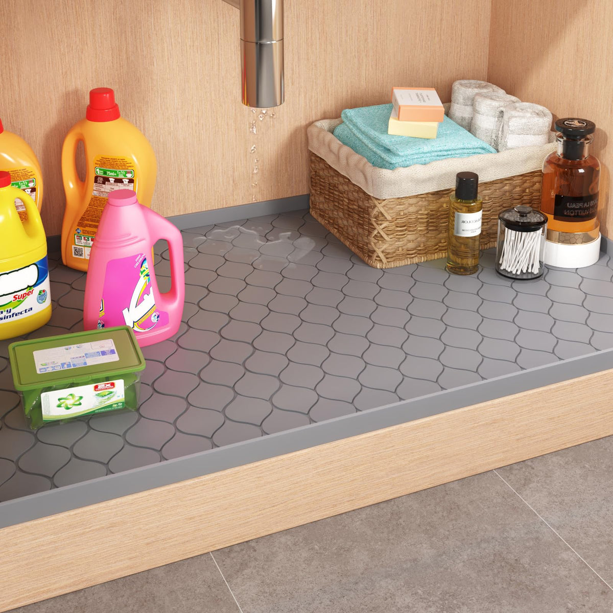 Winisok silicone mat features a raised edge to contain liquids.