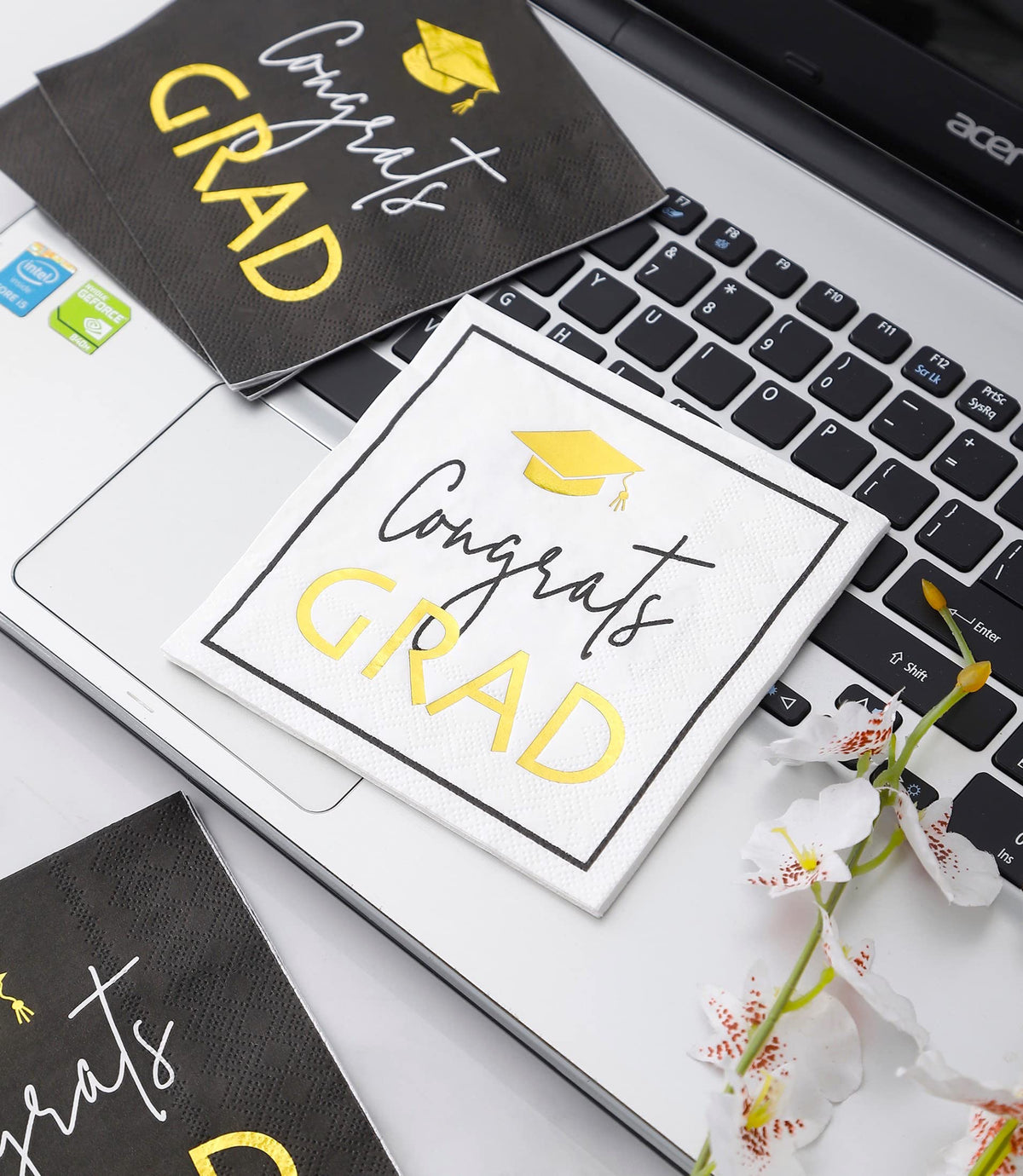 Winoo Design chic graduation designs elevate party decor.