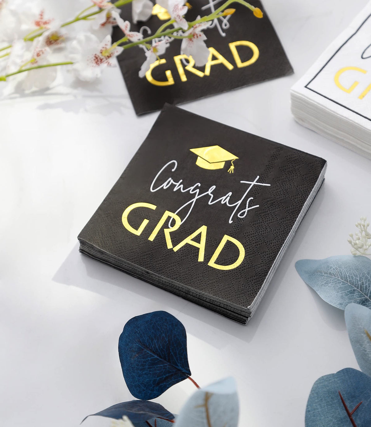 Winoo Design graduation napkins ideal for graduation party decor and table styling.