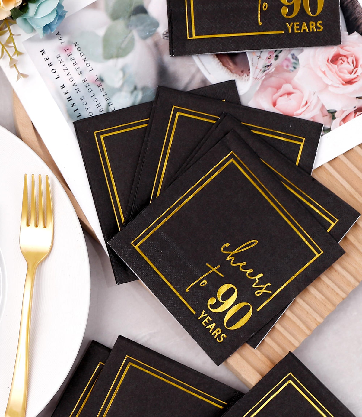 Winoo Design 5x5 folded napkins ideal for place settings and quick cleanup.