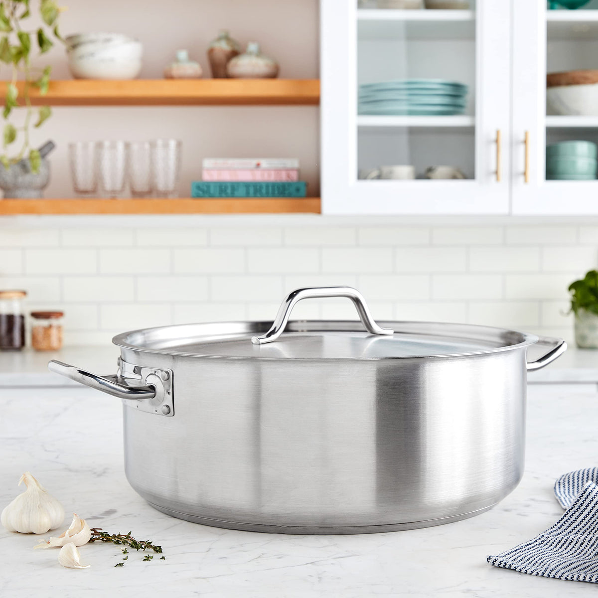 Winware 20 Qt brazier features wide base for maximum cooking surface.