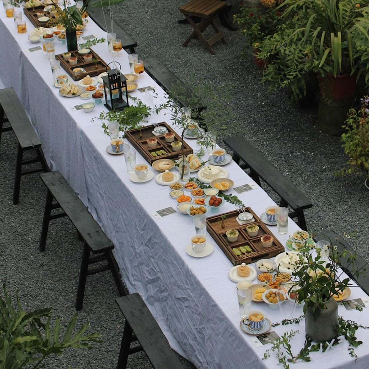 Hemmed edges and seamless design on Winwingo tablecloth for a polished look