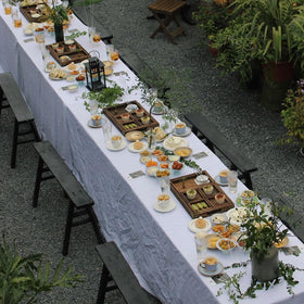 Hemmed edges and seamless design on Winwingo tablecloth for a polished look