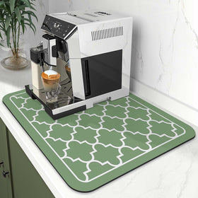 WISELIFE four-leaf-pattern mat adds style while drying dishes efficiently.