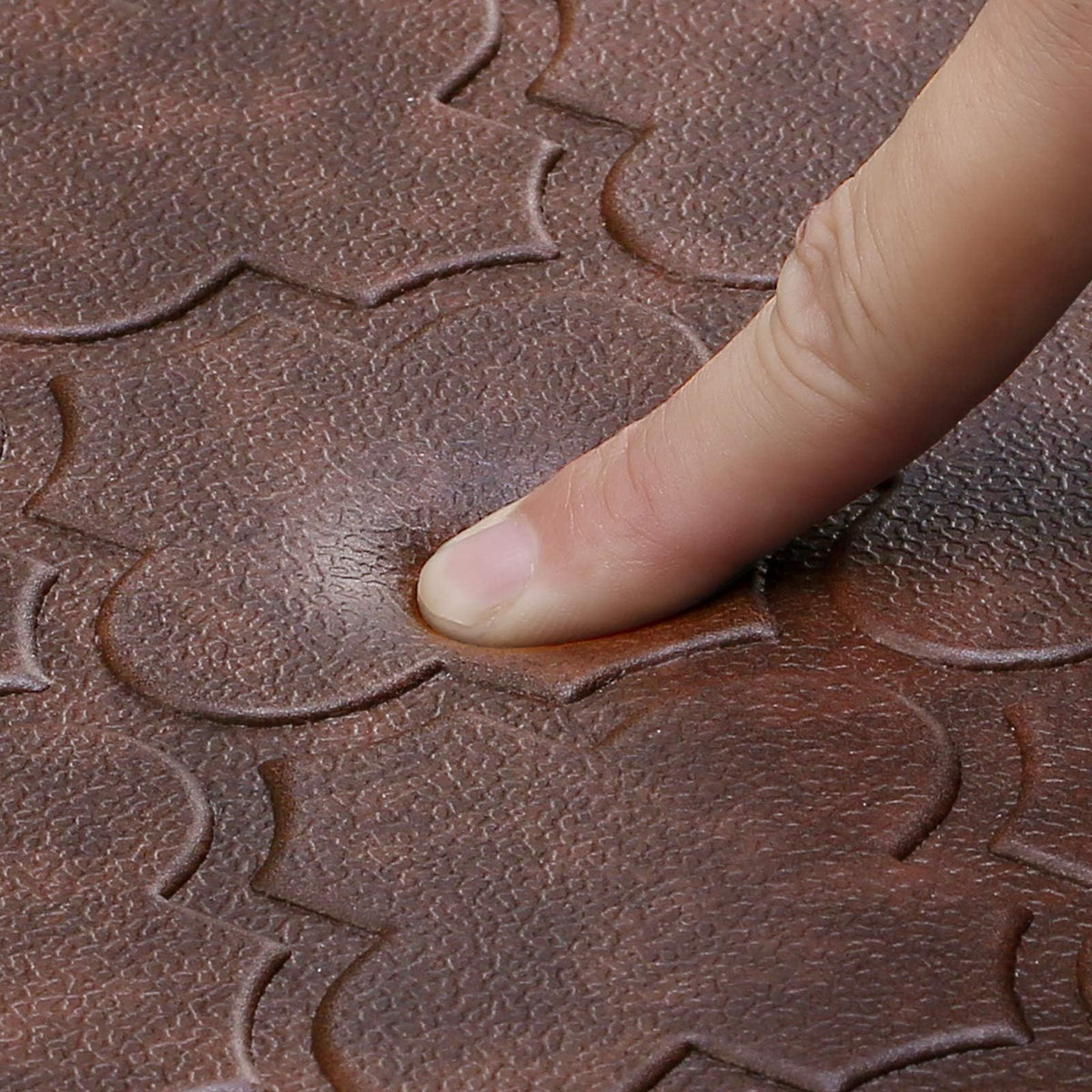 WISELIFE kitchen mat's neutral design fits any kitchen or workspace.