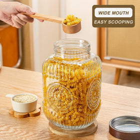 Wissy&Konny candy storage jar showcases sweets with freshness.