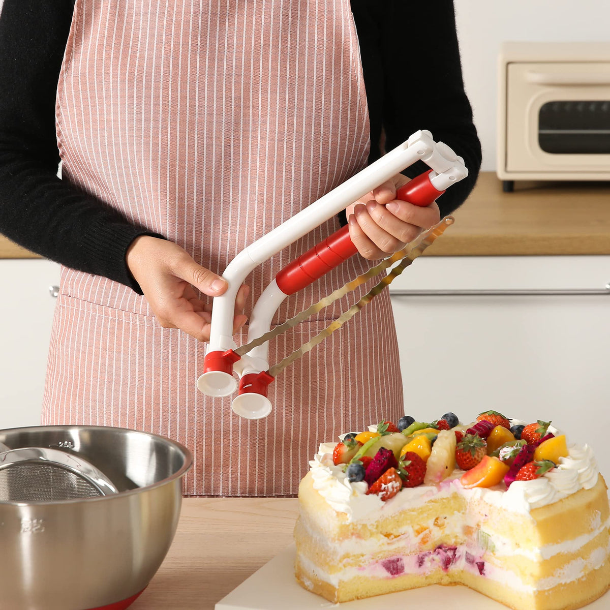 Foldable legs make storage simple with the WiuCYS XL cake leveler