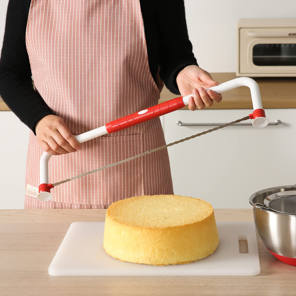 WiuCYS XL cake layer cutter in action cutting even cake layers