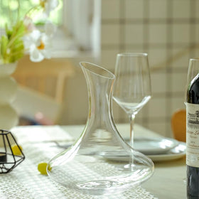 Wlasss easy-pour depiction promotes quick aeration for any wine