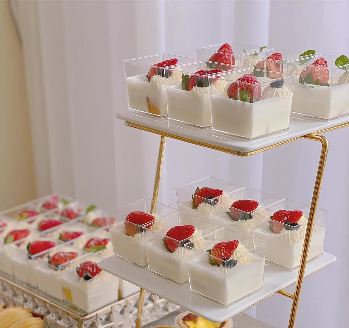 Wnqou lids on dessert cups prevent spills and keep desserts fresh during transport