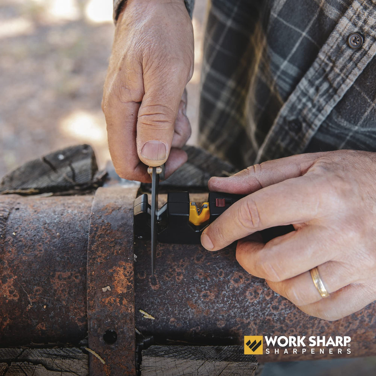 Work Sharp EDC Pivot Plus black compact design withstands field sharpening anywhere.