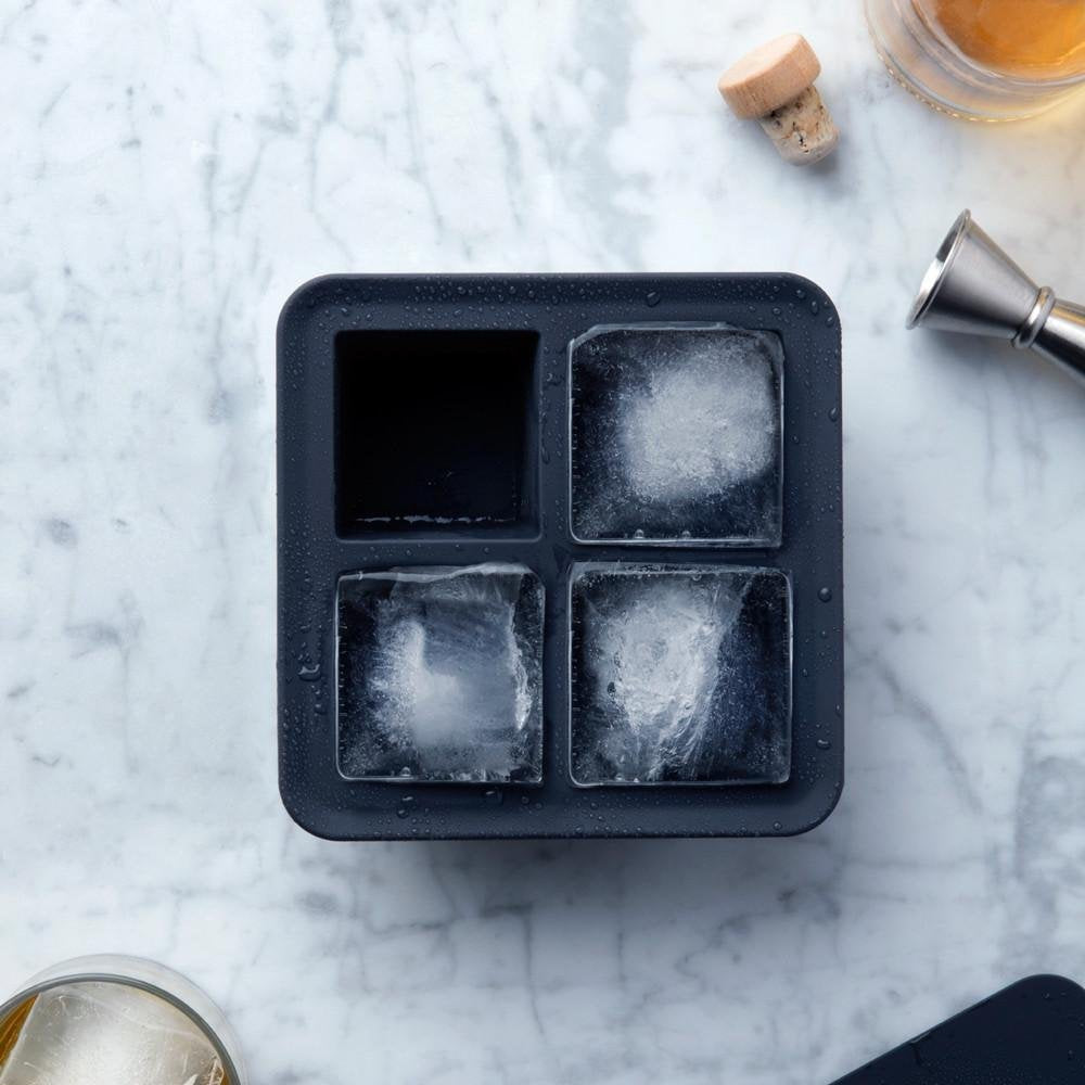 W&P Peak protective lid blocks odors for fresher ice.