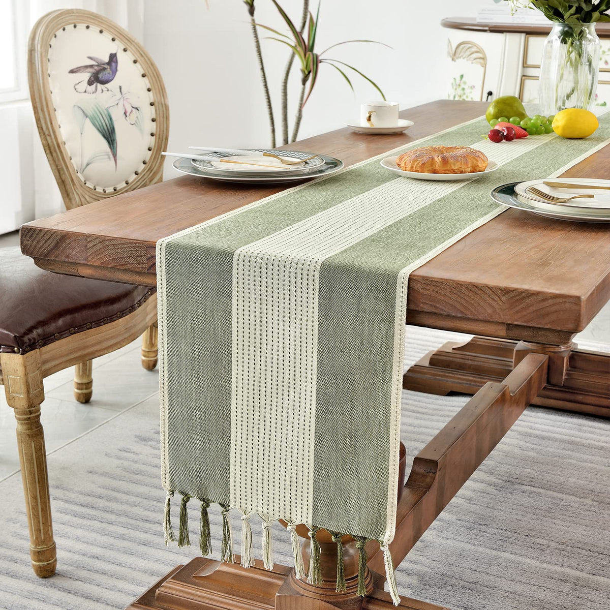 Wracra runner on wedding or party tables for a refined rustic look