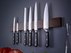 Wüsthof Classic knife handle with ergonomic grip for comfortable cutting.