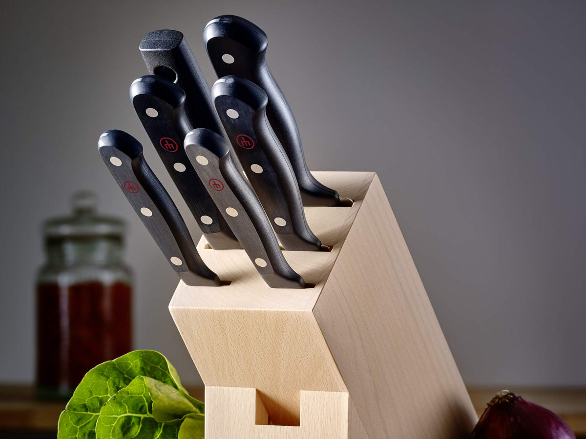 Durable construction of the Wüsthof Gourmet knife supports daily kitchen tasks.