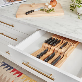 WÜSTHOF in-drawer knife storage wave pattern eases grip during knife removal.