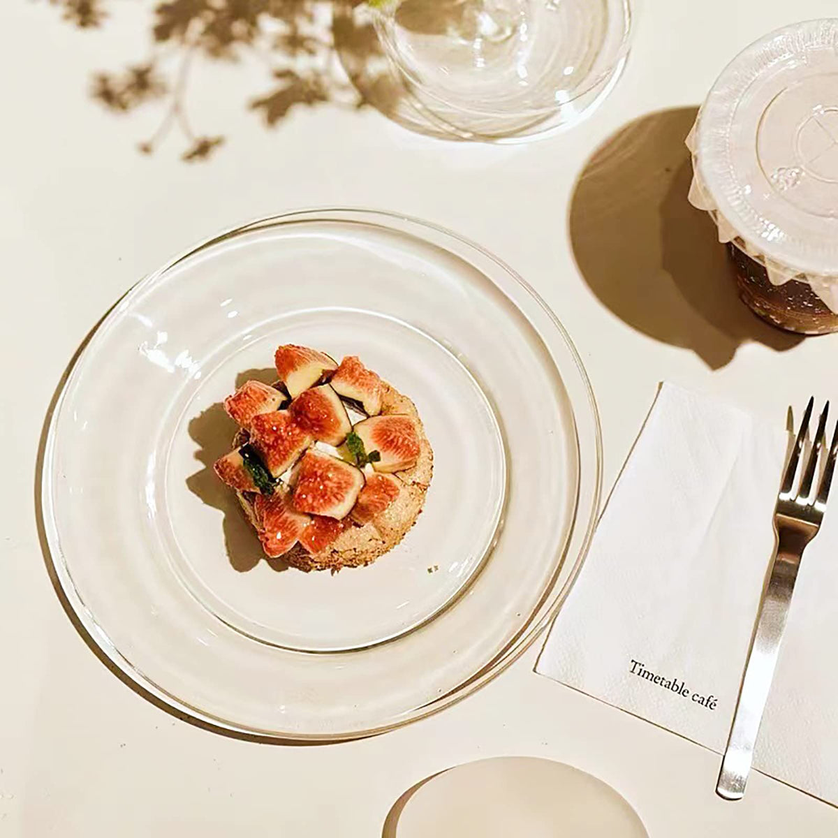 WUWEOT glass plates used in hotel dining service setup.
