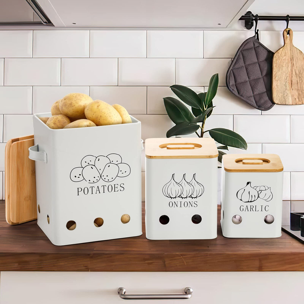 WUWEOT sturdy-handles design makes carrying and serving a breeze.