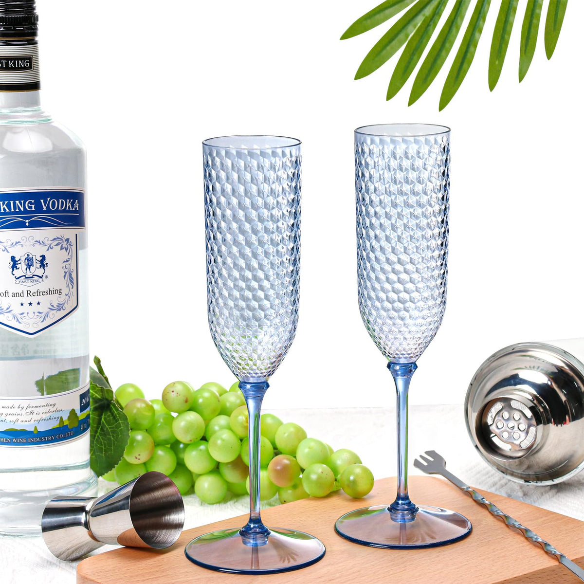 XUWAIDSGN diamond-pattern plastic champagne glasses add visual elegance.