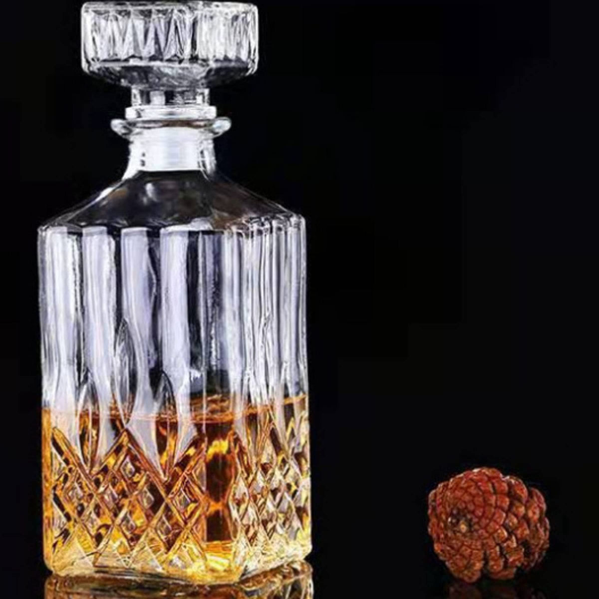 XXYXXY Diamond Decanter with 33.8 oz capacity for sharing whiskey.