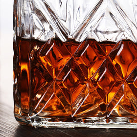 XXYXXY Diamond Decanter is dishwasher-safe for easy cleanup.