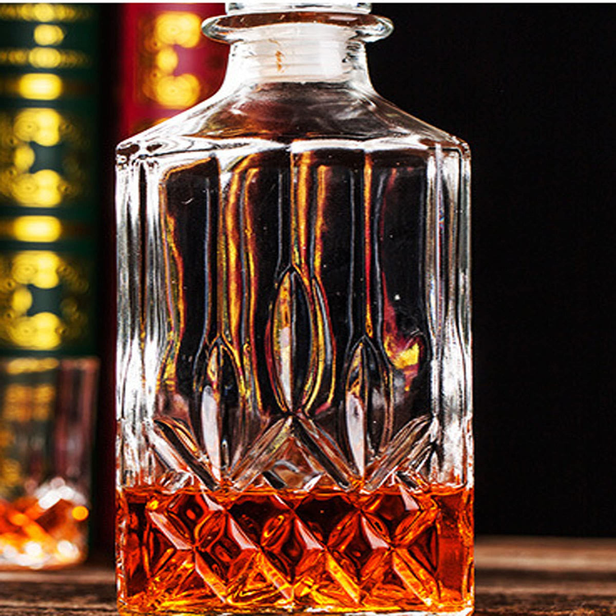 XXYXXY Lead-free crystal decanter highlights safe, elegant serving.