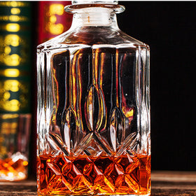 XXYXXY Lead-free crystal decanter highlights safe, elegant serving.