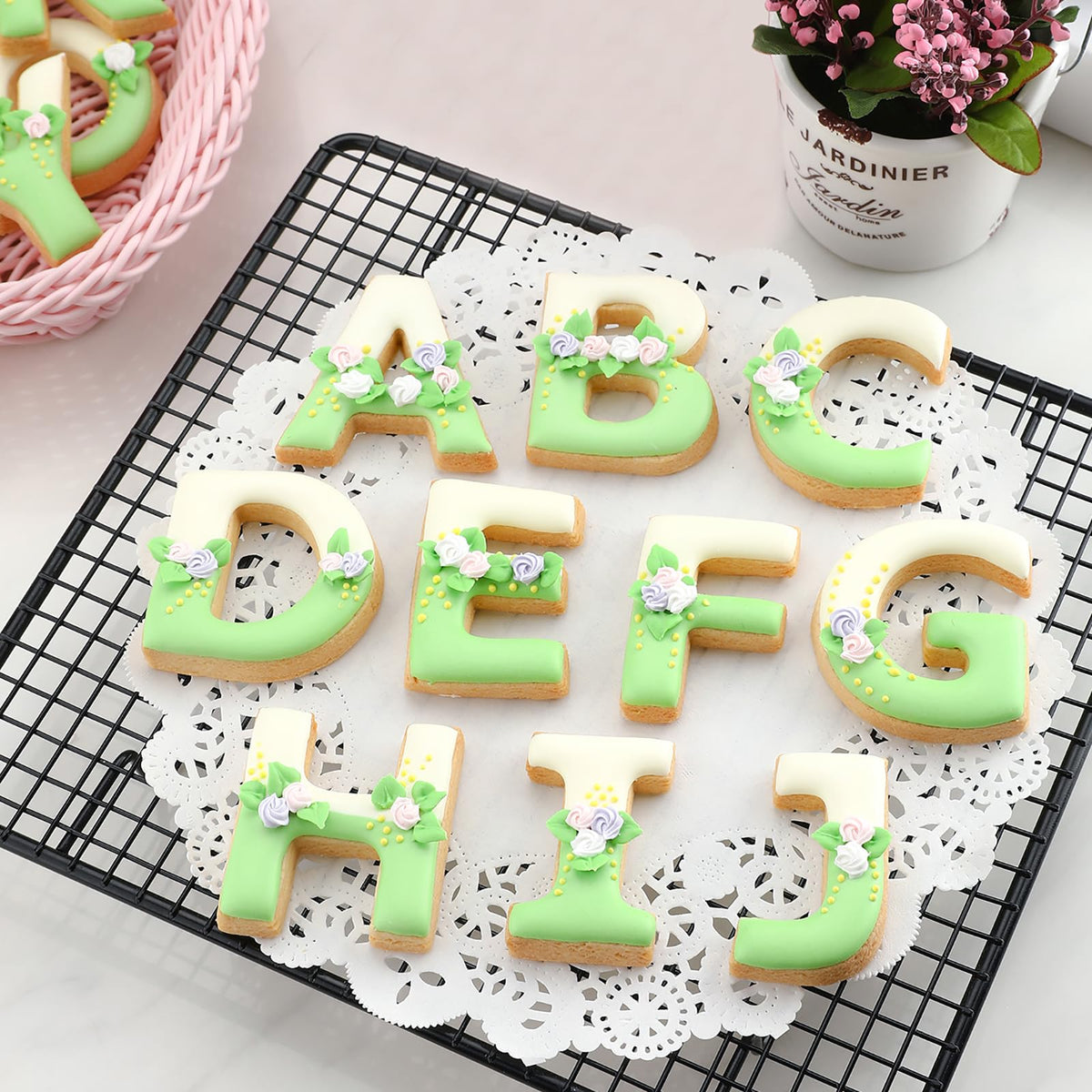 Durable design supports repeated use in birthdays, holidays, and baking parties.