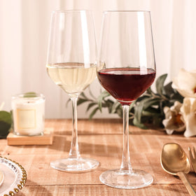 YANGNAY elegant modern wine glass design complements dining scenes