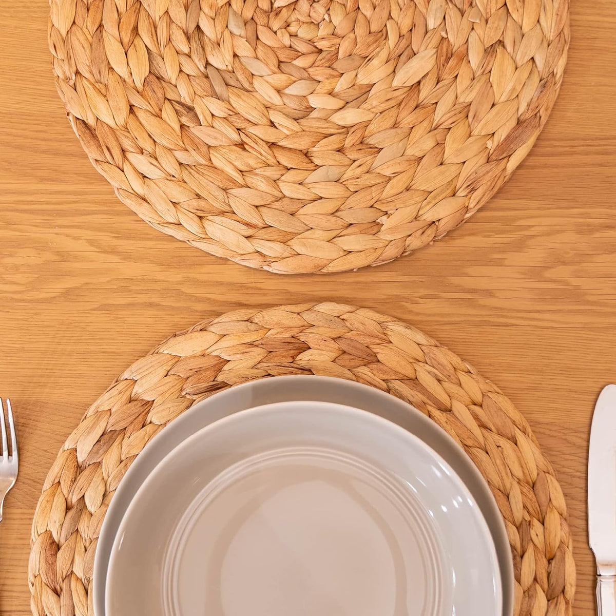 YANGQIHOME Christmas table setting with round placemats for festive charm