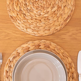 YANGQIHOME Christmas table setting with round placemats for festive charm