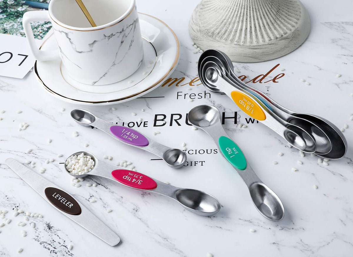 YellRin flat-bottom spoons prevent spills during measuring.