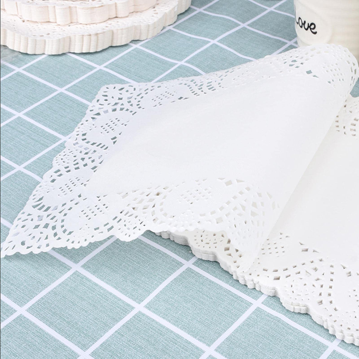 YESON white disposable doilies provide a clean, stylish dessert presentation.