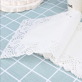YESON white disposable doilies provide a clean, stylish dessert presentation.