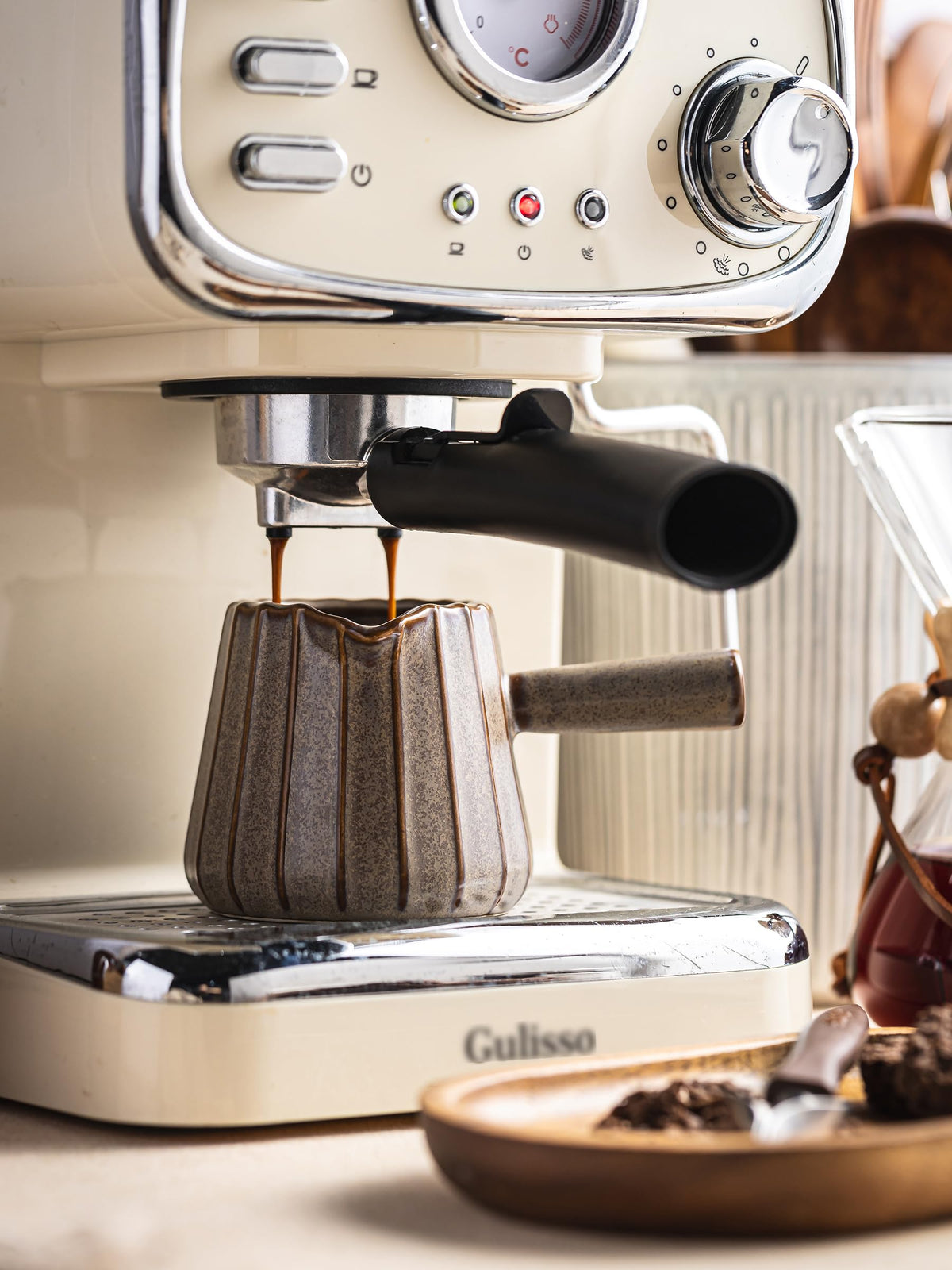 YHOJOY cup with spout enables smooth, drip-free pouring.