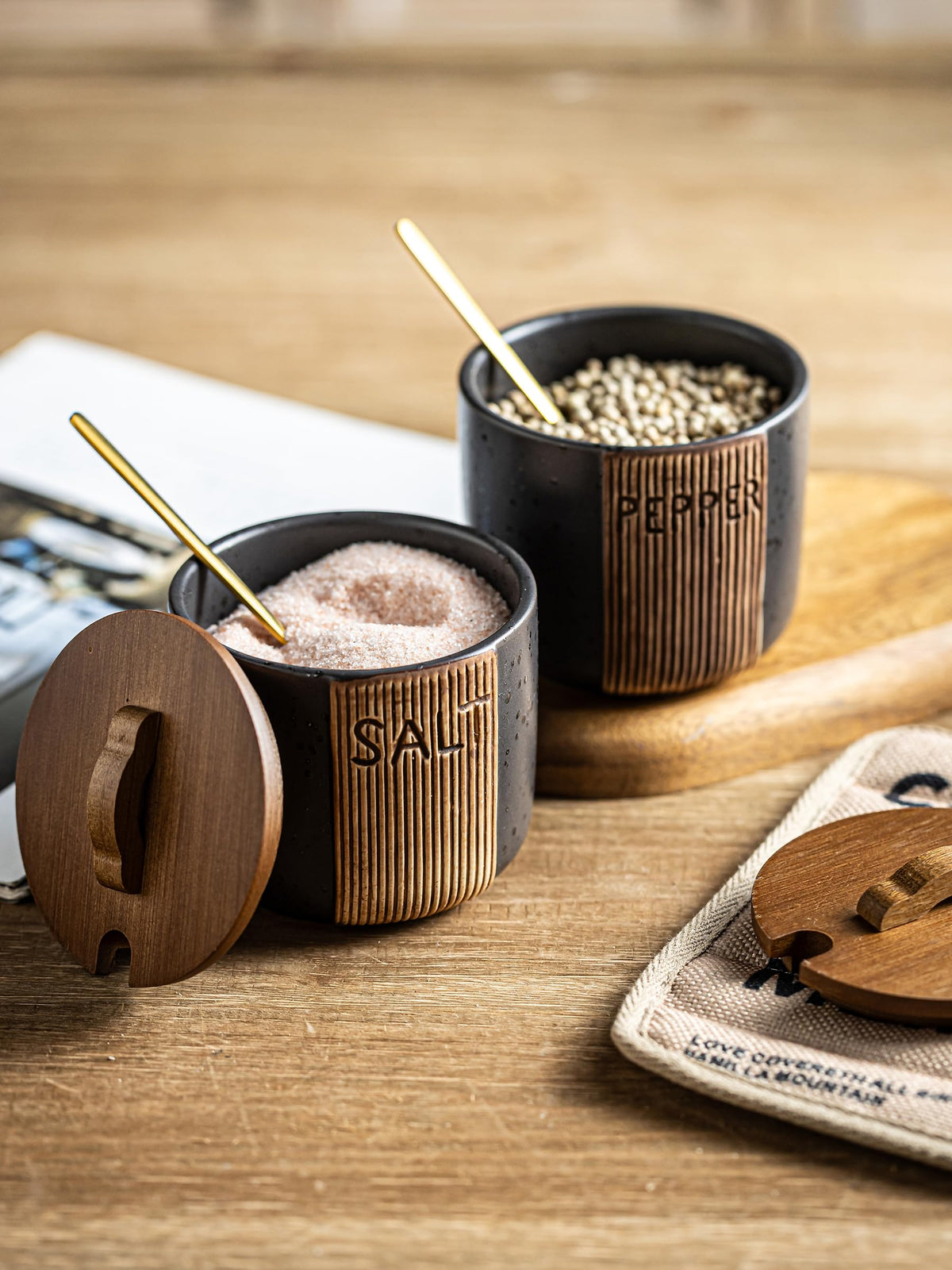 YHOJOY wooden lid keeps seasonings fresh and dry.
