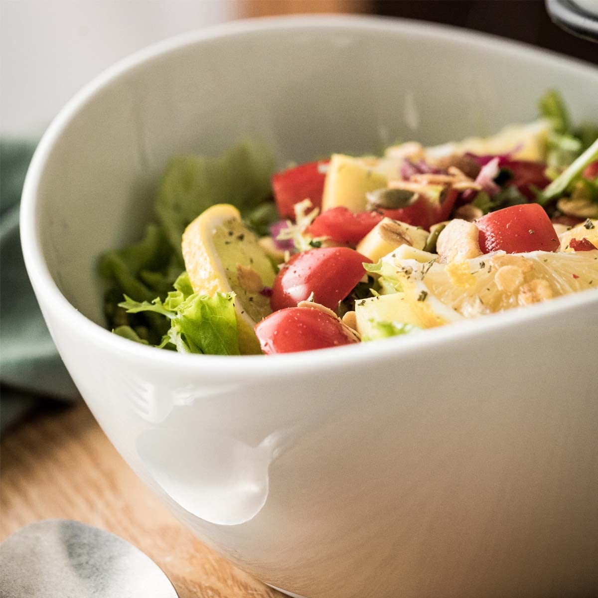 YHOSSEUN dip serving dish showcases chips and sauces in one display.