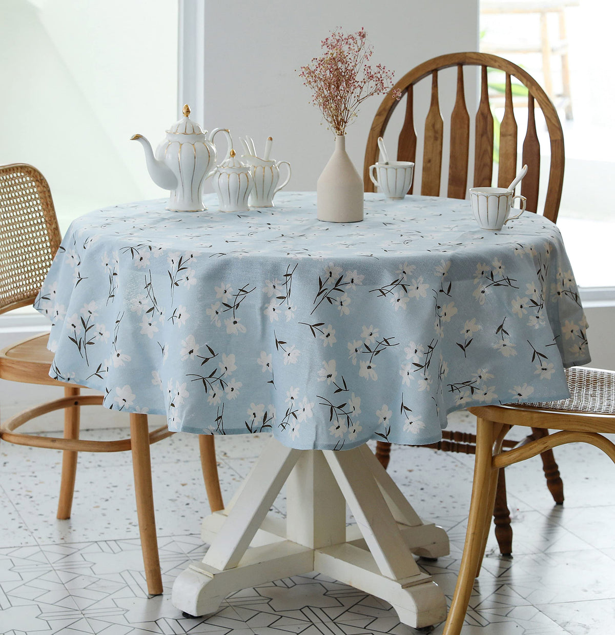 YiHomer Pastoral Round Tablecloth provides dust-proof protection for surfaces