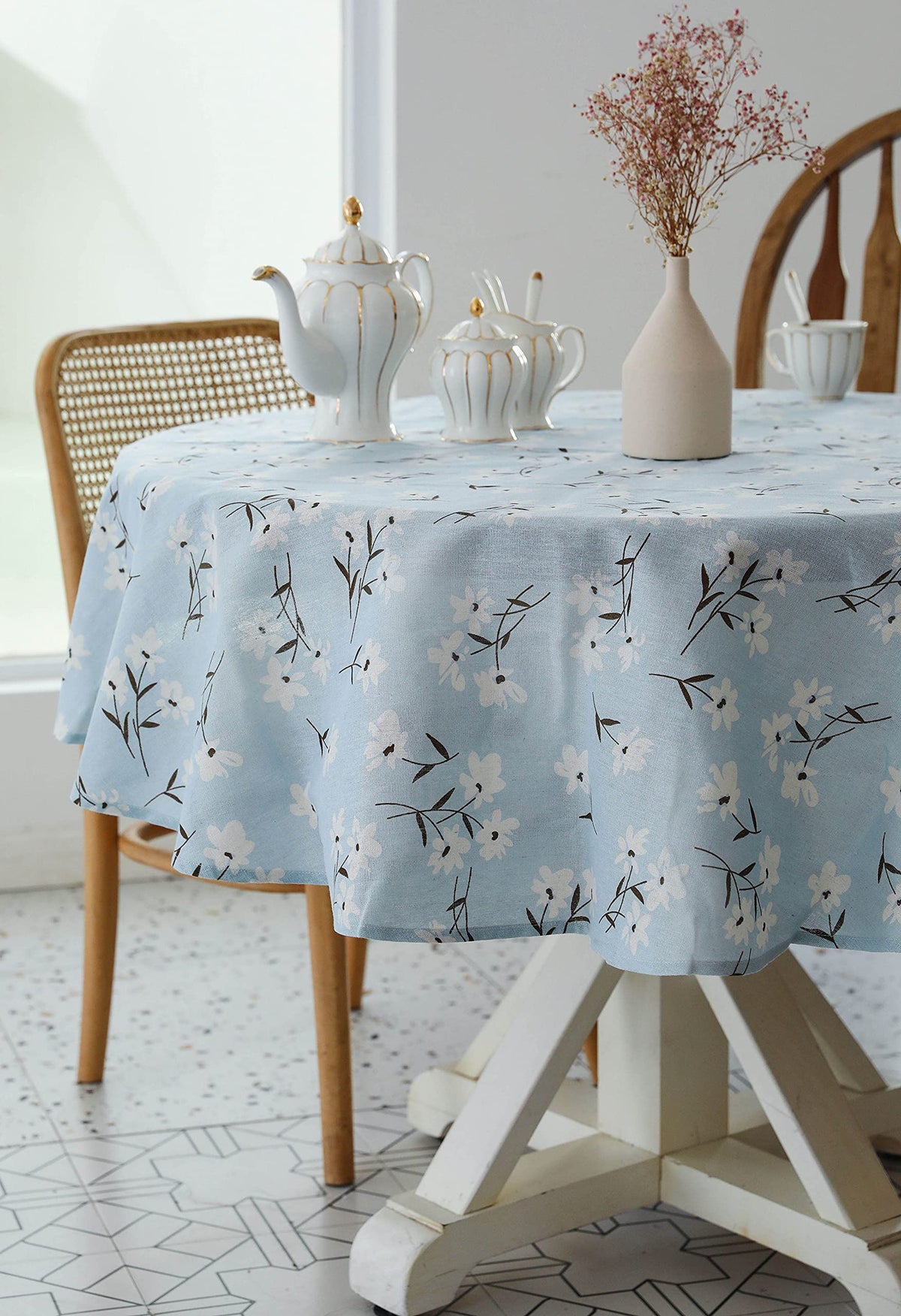 YiHomer Pastoral Round Tablecloth is wrinkle-resistant for a crisp appearance