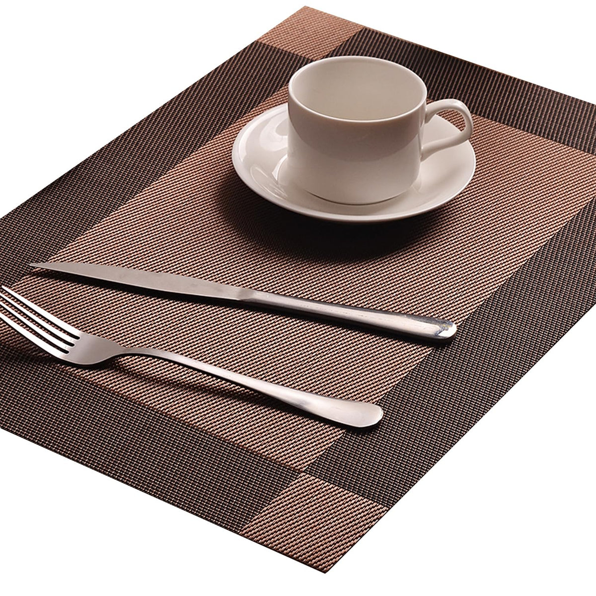Yiaizhuo placemats can be wiped clean quickly after use for everyday dining.